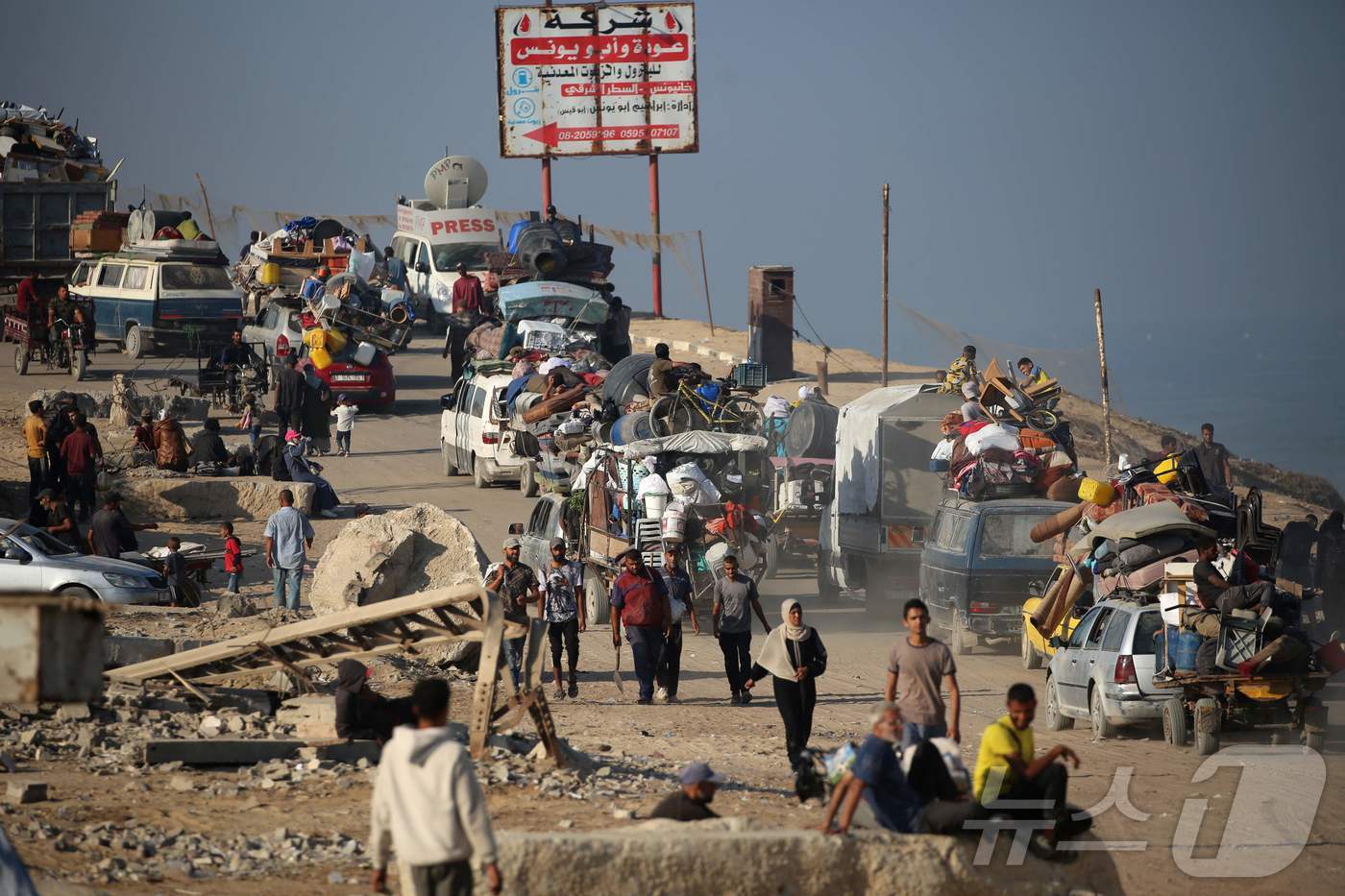 이스라엘이 가자지구에 대피 명령을 내리자 18일(현지시간) 팔레스타인인이 중부 누세이라트 난민 캠프에서 남쪽으로 이동하고 있다. 2025.9.18 ⓒ AFP=뉴스1