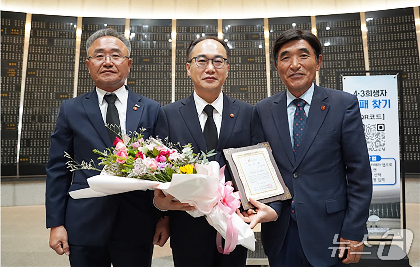 (왼쪽부터) 김창범 제주4·3희생자유족회 회장과 이원석 전 검찰총장, 오임종 전 제주4·3희생자유족회 회장이 18일 제주4·3평화공원 위패봉안실에서 감사패 전달식 후 기념촬영을 하고 있다.(제주4·3희생자유족회 제공, 재판매 및 DB 금지)