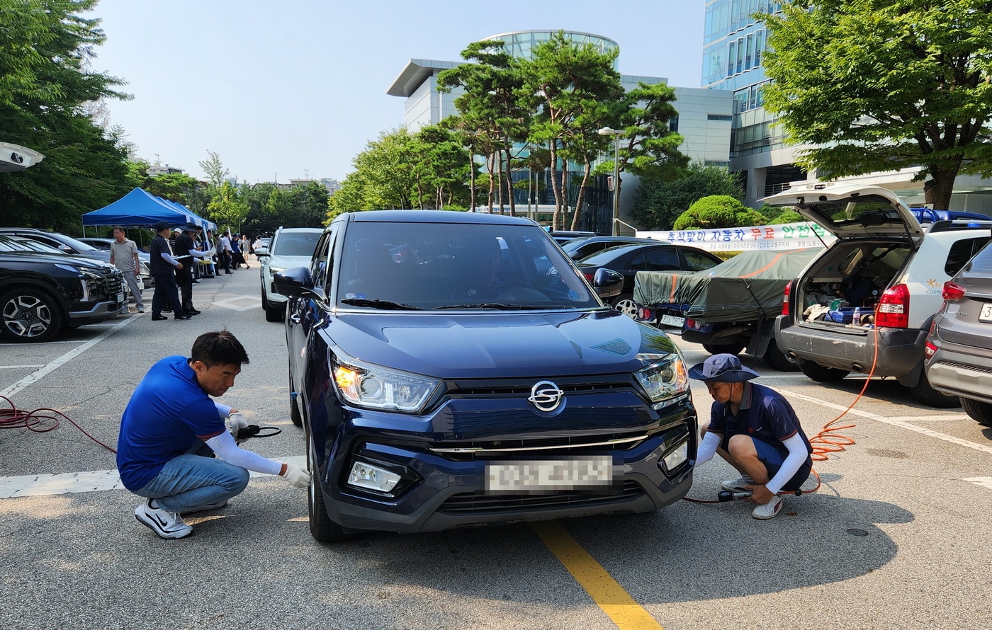 지난해 추석맞이 자동차 무료 안전점검 행사에서 구민이 차량 점검을 받고 있다.(도봉구 제공)