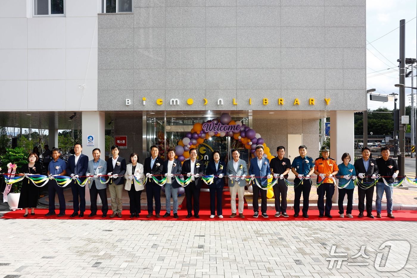 큰달작은도서관 개관식에서 참석자들이 테이프 커팅을 하고 있는 모습.(이천시 제공)