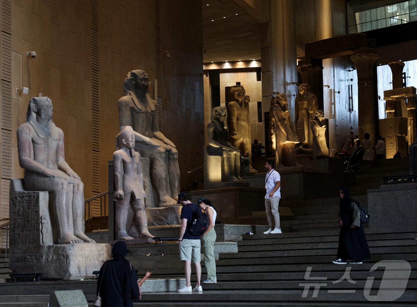 관광객들이 이집트 수도 카이로 남서쪽 외곽 기자에 있는 대이집트 박물관을 방문하고 있다. 박물관은 오는 11월 4일 공식적으로 개관할 예정이다.  (사진은 기사 내용과 무관함) ⓒ 로이터=뉴스1 ⓒ News1 양은하 기자