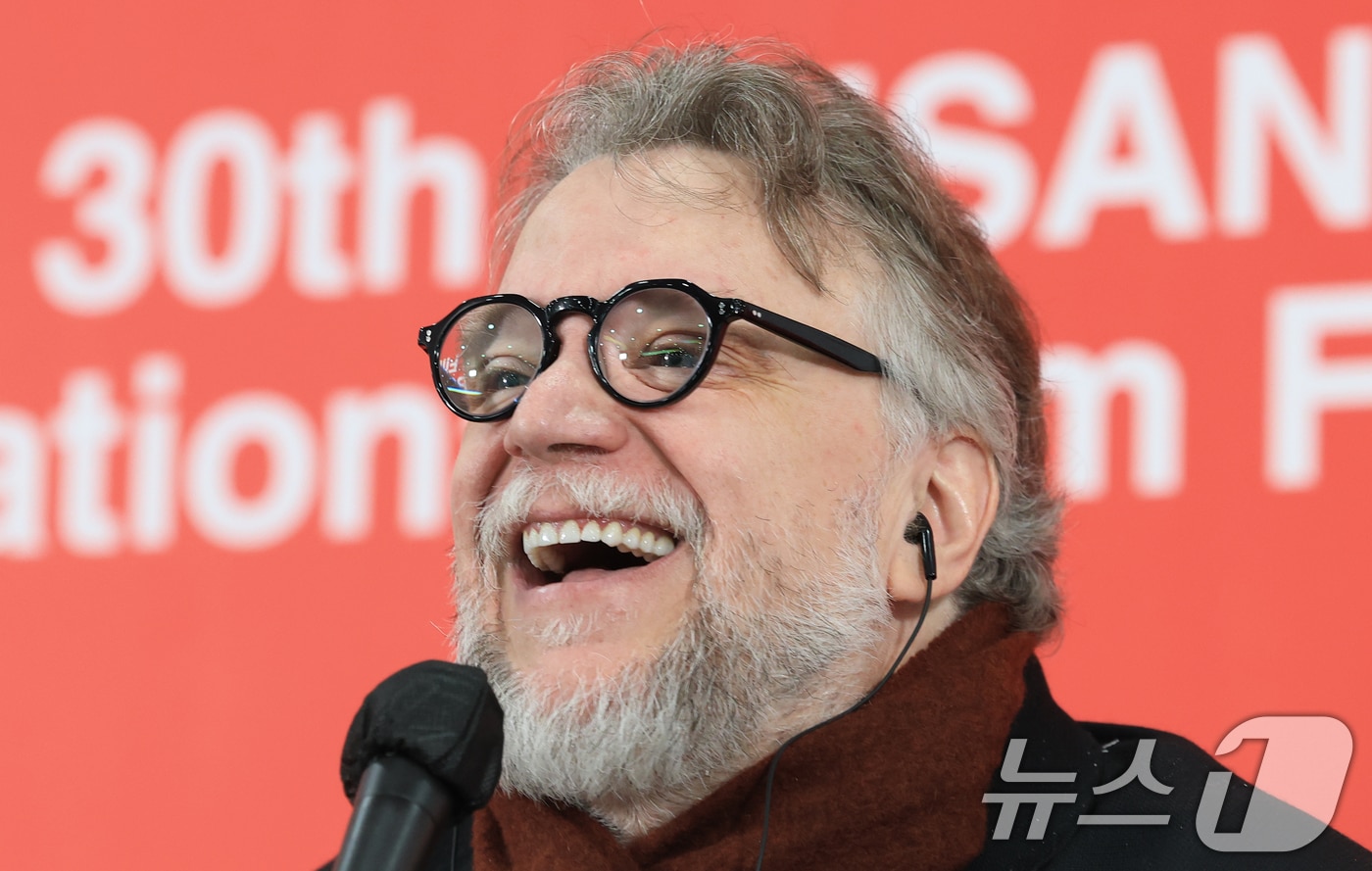 기예르모 델토로 감독이 19일 오전 부산 해운대구 영화의전당 비프힐에서 열린 제30회 부산국제영화제(BIFF) 갈라 프레젠테이션 초청작 '프랑켄슈타인' 기자회견에 참석해 취재진 질문에 답하고 있다. 2025.9.19/뉴스1 ⓒ News1 권현진 기자