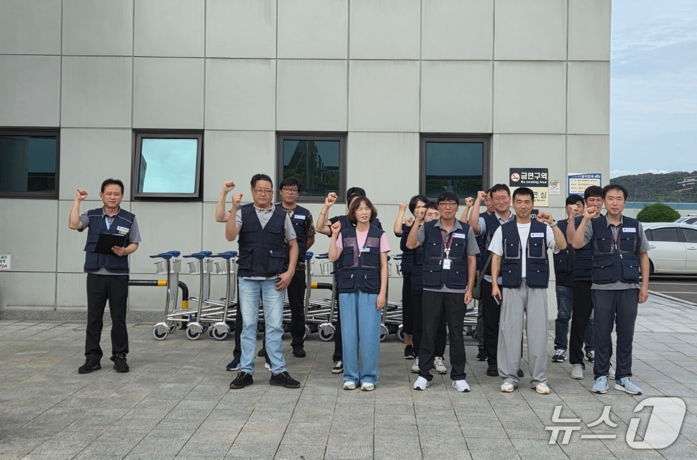 전국공항노동조합 울산공항지부는 19일 울산공항 1층에서 경고 파업을 갖고 약식 집회를 열었다.&#40;전국공항노동조합 울산공항지부 제공. 재판매 및 DB금지&#41;/뉴스1