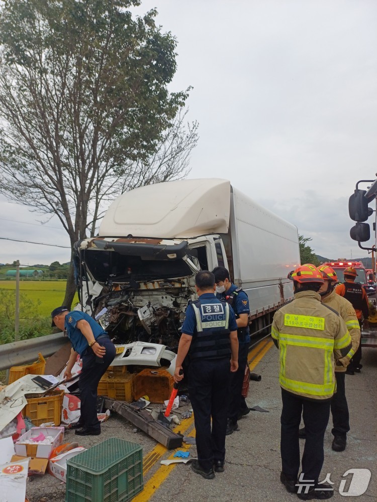  아산 영인명 화물차 추돌 사고 현장. (아산소방서 제공, 재판매 및 DB금지) / 뉴스1