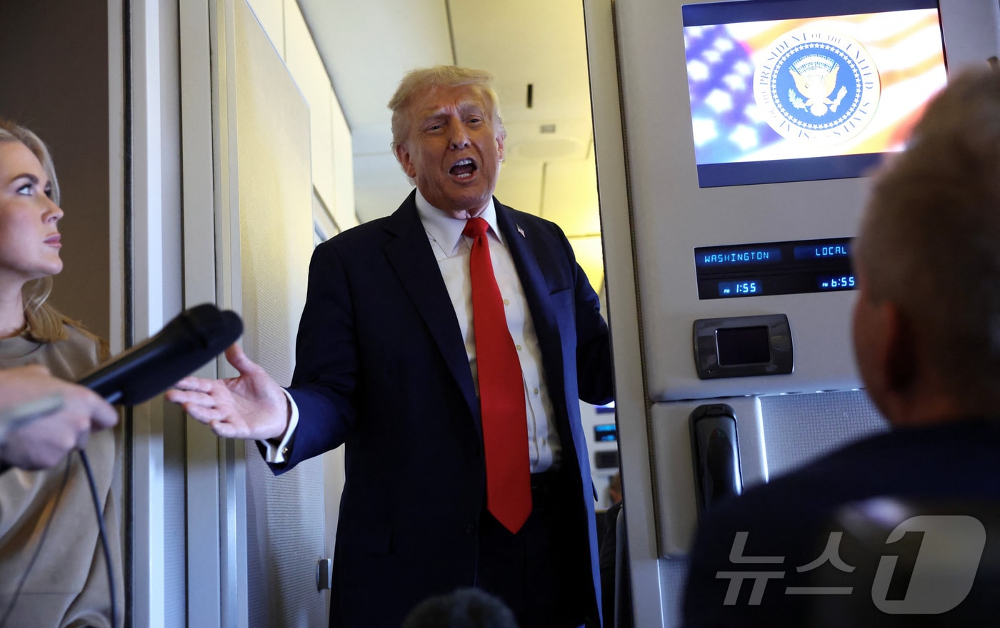 도널드 트럼프 미국 대통령이 18일&#40;현지시간&#41; 영국 국빈 방문을 마치고 귀국하는 전용기 에어포스원 안에서 기자들의 질의에 답하고 있다. 2025.09.18 ⓒ 로이터=뉴스1 ⓒ News1 최종일 선임기자