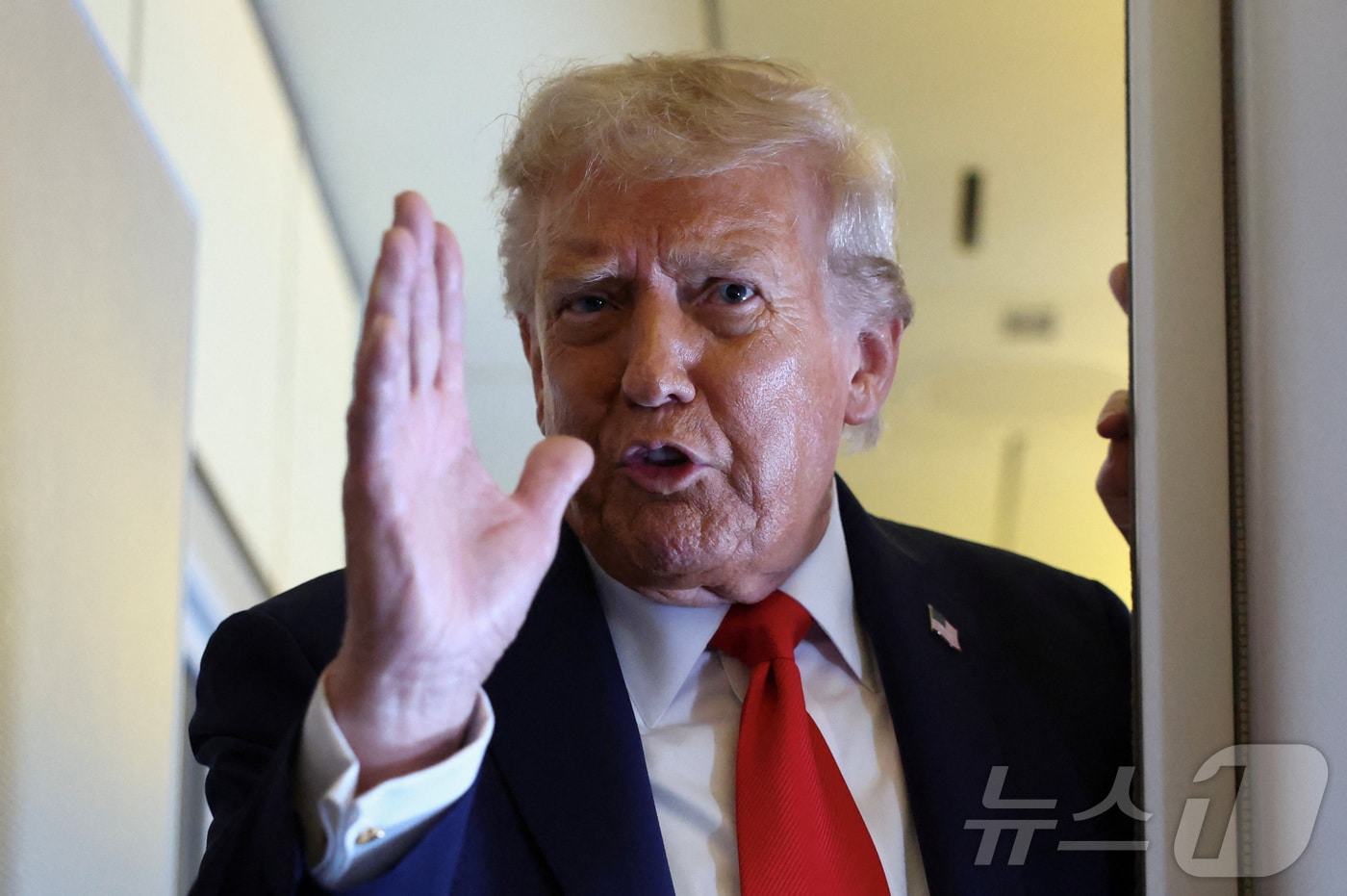 도널드 트럼프 미국 대통령이 18일&#40;현지시간&#41; 영국 국빈 방문을 마치고 귀국하는 전용기 에어포스원 안에서 기자들의 질의에 답하고 있다. 2015.09.18 ⓒ 로이터=뉴스1 ⓒ News1 최종일 선임기자