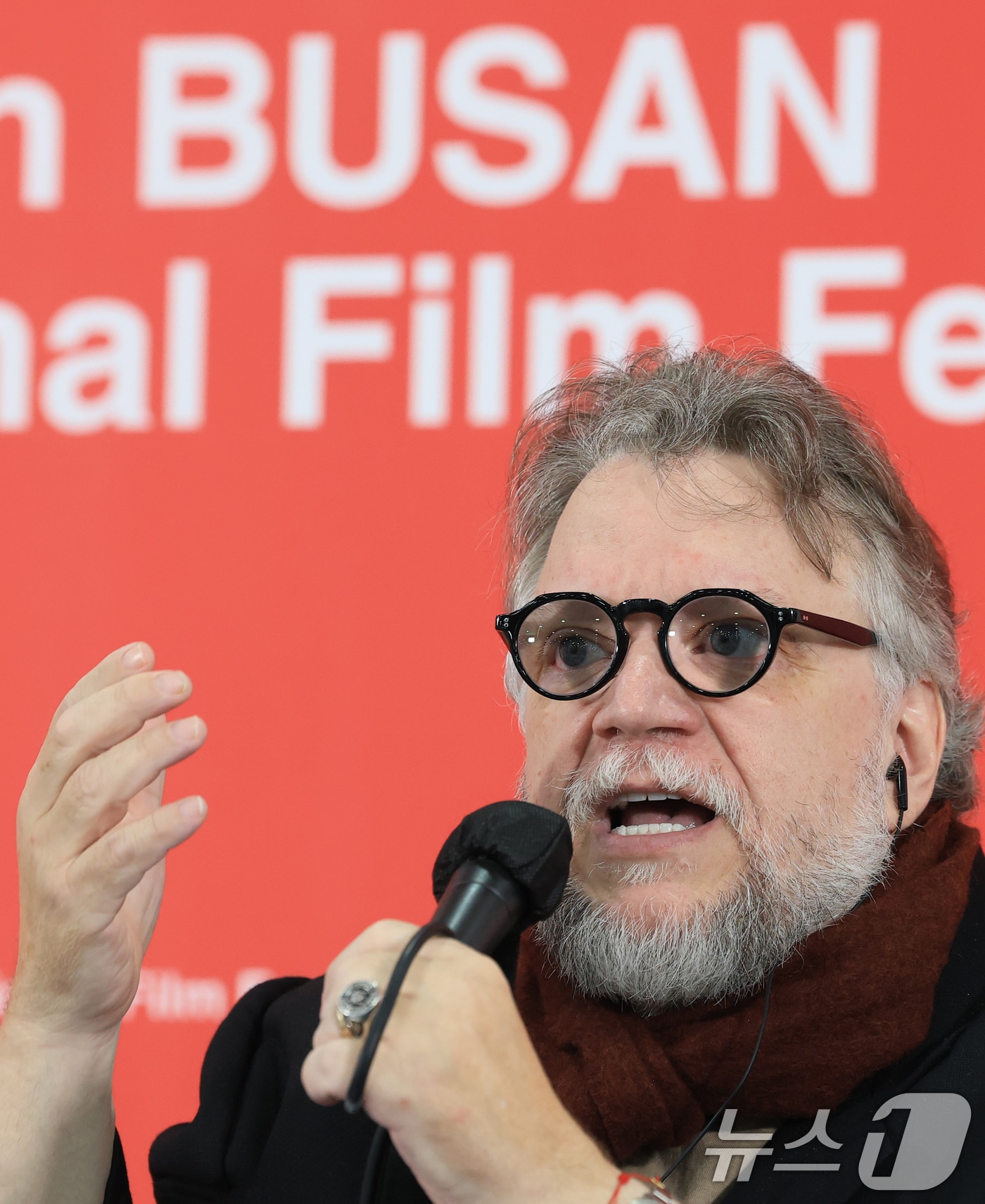 기예르모 델토로 감독이 19일 오전 부산 해운대구 영화의전당 비프힐에서 열린 제30회 부산국제영화제&#40;BIFF&#41; 갈라 프레젠테이션 초청작 &#39;프랑켄슈타인&#39; 기자회견에 참석해 취재진 질문에 답하고 있다. 2025.9.19/뉴스1 ⓒ News1 권현진 기자