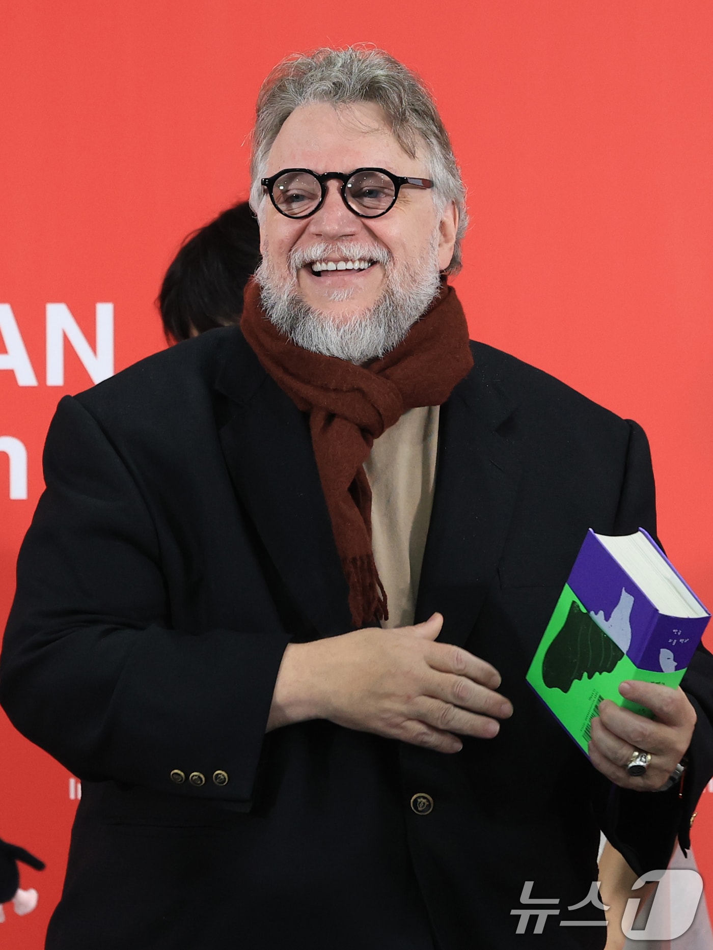 기예르모 델토로 감독이 19일 오전 부산 해운대구 영화의전당 비프힐에서 열린 제30회 부산국제영화제&#40;BIFF&#41; 갈라 프레젠테이션 초청작 &#39;프랑켄슈타인&#39; 기자회견에서 한국 괴물 백과를 들고 미소를 짓고 있다. 2025.9.19/뉴스1 ⓒ News1 권현진 기자