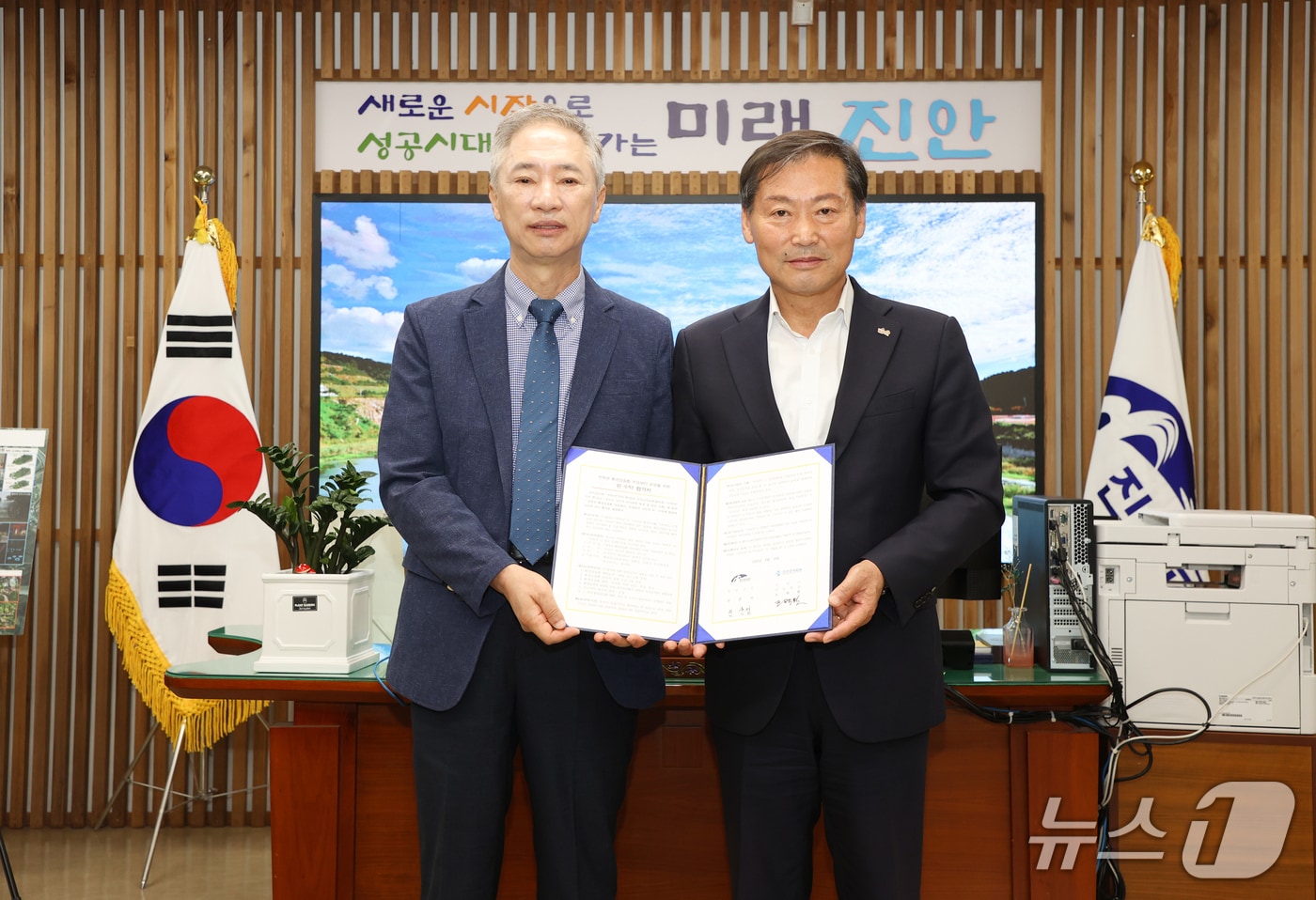 19일 전춘성 전북 진안군수(오른쪽)과 조백환 진안의료원장이 전북권 환경성질환 치유센터 위·수탁 협약을 체결하고 있다.(진안군제공. 재판매 및 DB금지)2025.9.19/뉴스1