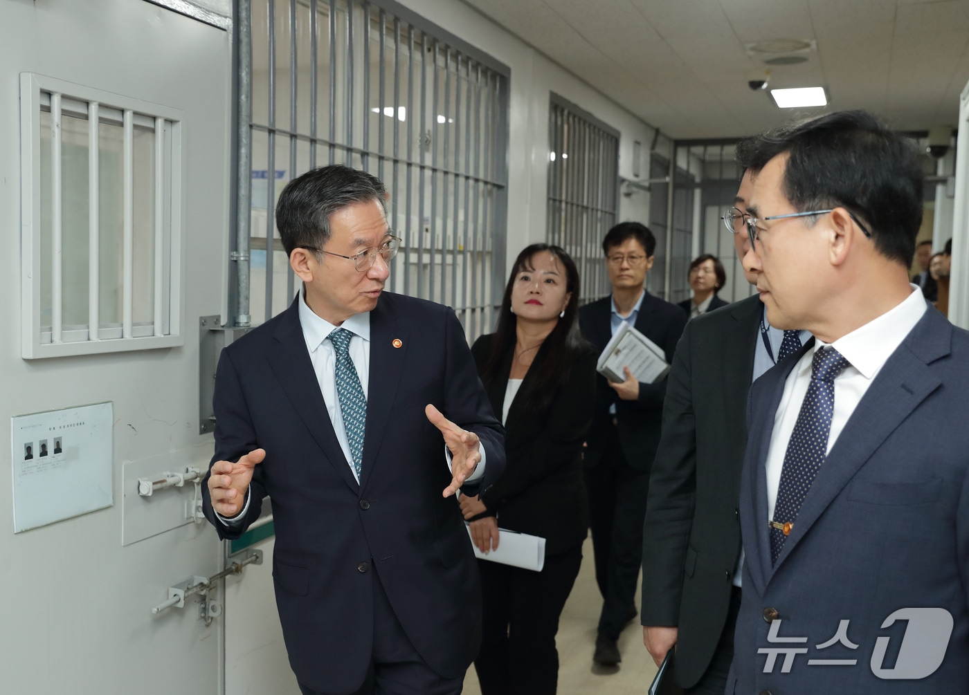 정성호 법무부 장관이 19일 양주출입국·외국인사무소를 방문해 현장을 점검하고 있다. (사진=법무부 제공)