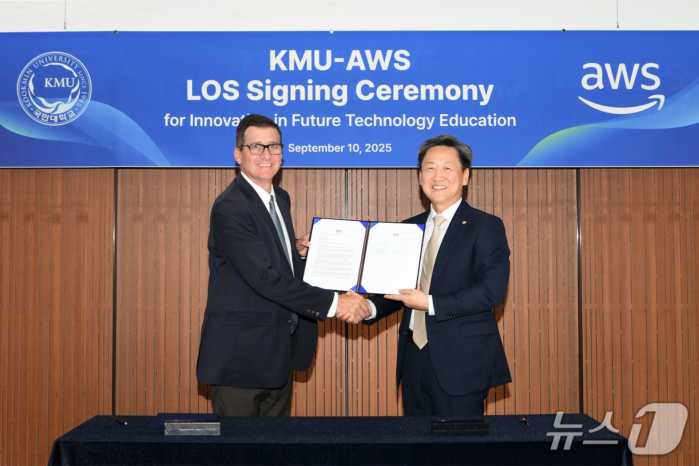 국민대와 아마존웹서비스(AWS)가 협력 관계를 체결했다. 사진 왼쪽부터 제프 크라츠 AWS 부사장, 정승렬 국민대 총장.(국민대 제공)