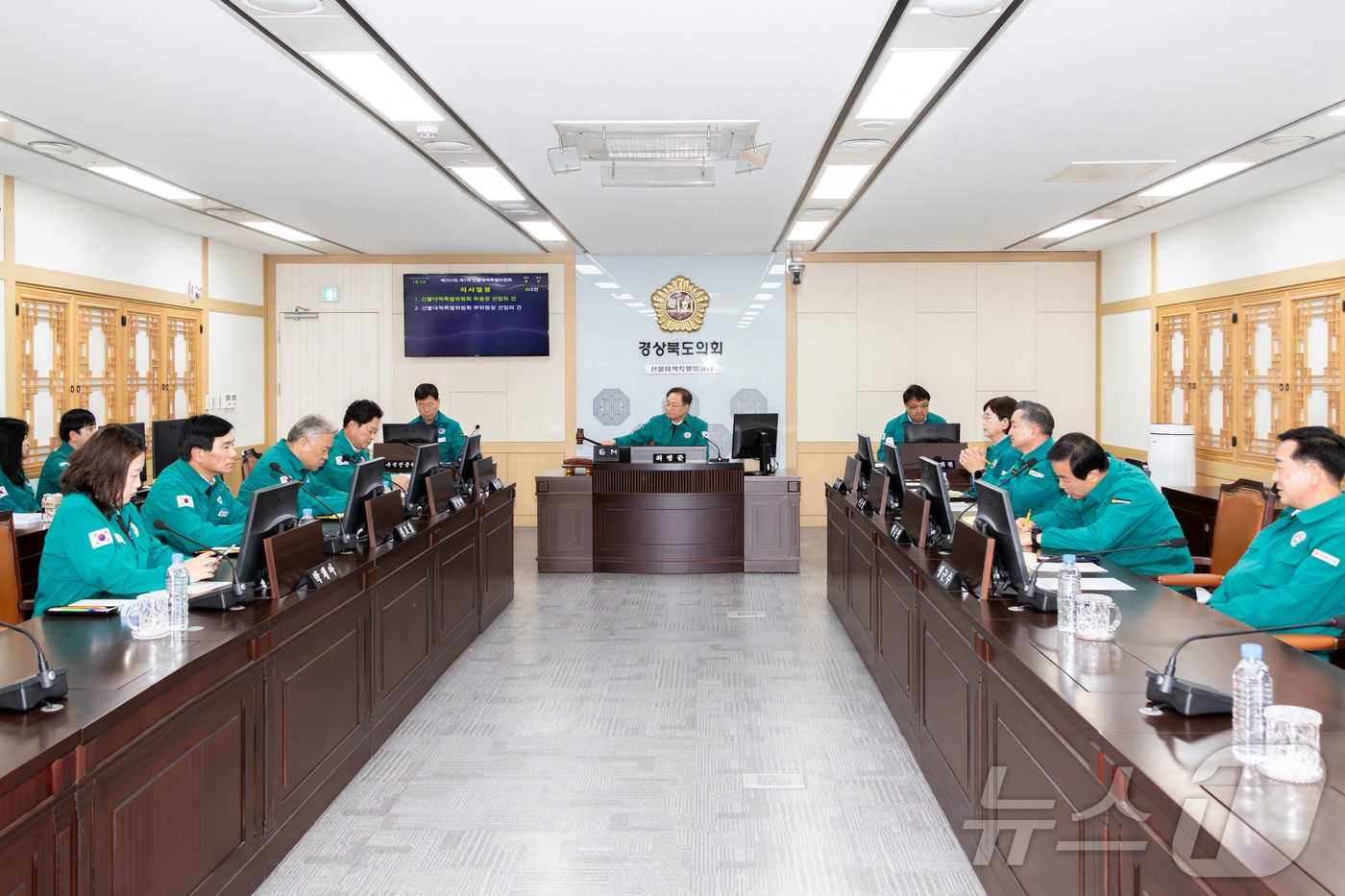 경북도의회 산불대책특별위원회는 19일 지난 3월 발생한 초대형 산불 피해와 관련한 특별법이 국회 산불피해지원대책특별위원회를 통과한 데 대해 “도민 생존을 위한 첫걸음”이라며 환영의 뜻을 밝혔다.&#40;경북도의회 제공. 재판매 및 DB금지&#41; /뉴스1