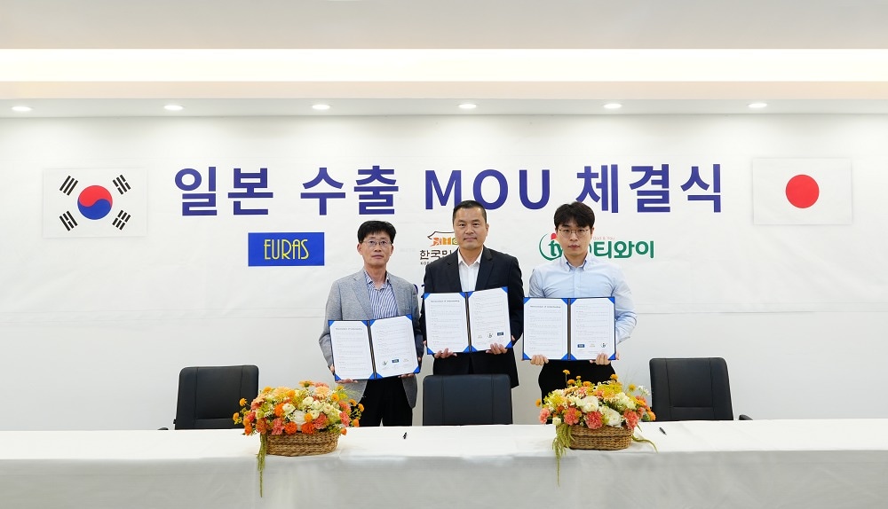업무협약 체결식(왼쪽부터 한국민속촌 김영철 전무, 유라스코리아 최종기 본부장, 티와이 이승화 전무) / ㈜티와이 제공