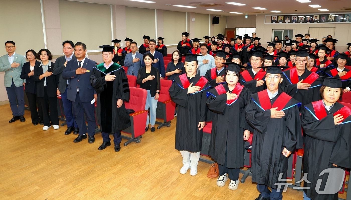 충북 괴산군은 19일 농업기술센터 농심관에서 2025년 괴산친환경농업대학 졸업식을 개최했다.&#40;괴산군 제공&#41;/뉴스1