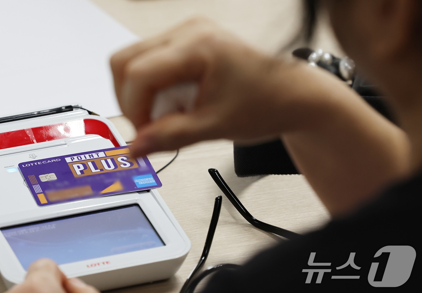 카드사 실적 뒷걸음질에 배당도 '주춤'...2년 연속 1조원 하회 - 뉴스 썸네일 이미지