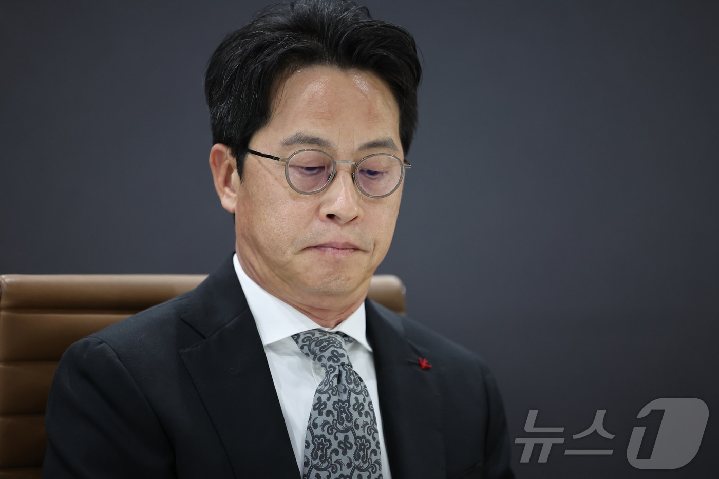 조좌진 롯데카드 대표이사가 19일 오후 서울 종로구 롯데카드 본사에서 열린 &#39;국회 과학기술정보방송통신위원회&#40;과방위&#41;의 대규모 해킹 피해 롯데카드 현장조사&#39;에서 생각에 잠겨 있다. 2025.9.19/뉴스1 ⓒ News1 황기선 기자