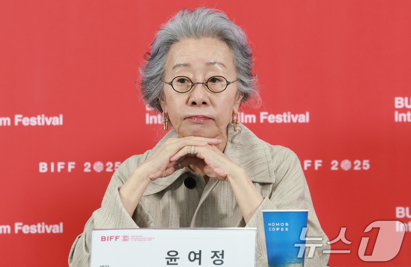 배우 윤여정이 19일 오후 부산광역시 해운대구 영화의전당에서 열린 '제30회 부산국제영화제(BIFF)' '결혼 피로연' 기자간담회에 참석해 생각에 잠겨있다. ⓒ News1 권현진 기자