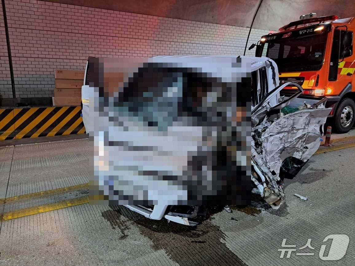 강원 양구 국도 46호선 웅진터널 교통사고 현장.(강원도소방본부 제공, 재판매 및 DB금지)