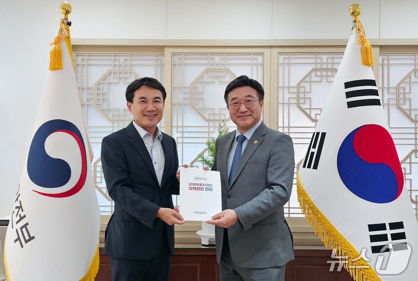 김진태 강원특별자치도지사가 19일 정부서울청사에서 윤호중 행정안전부 장관을 만나 도정 주요 현안과 지역 현안에 대해 건의한 뒤 기념촬영을 진행했다.&#40;강원도 제공, 재판매 및 DB금지&#41;