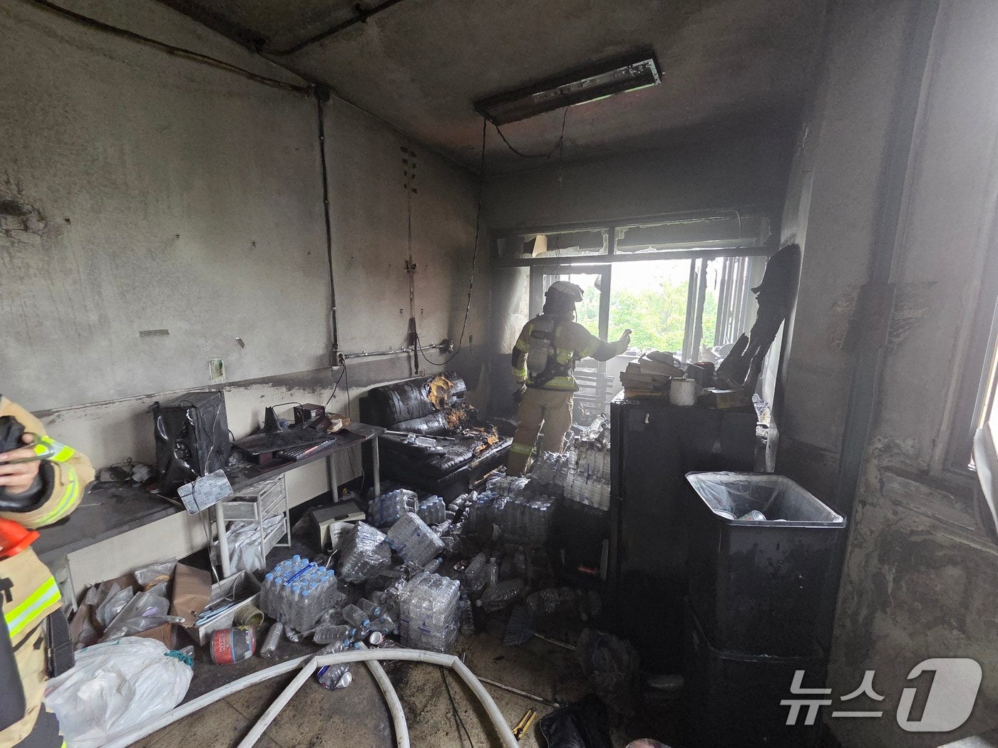 19일 오후 화재가 발생한 서울 경기고등학교 모습. (강남소방서 제공)