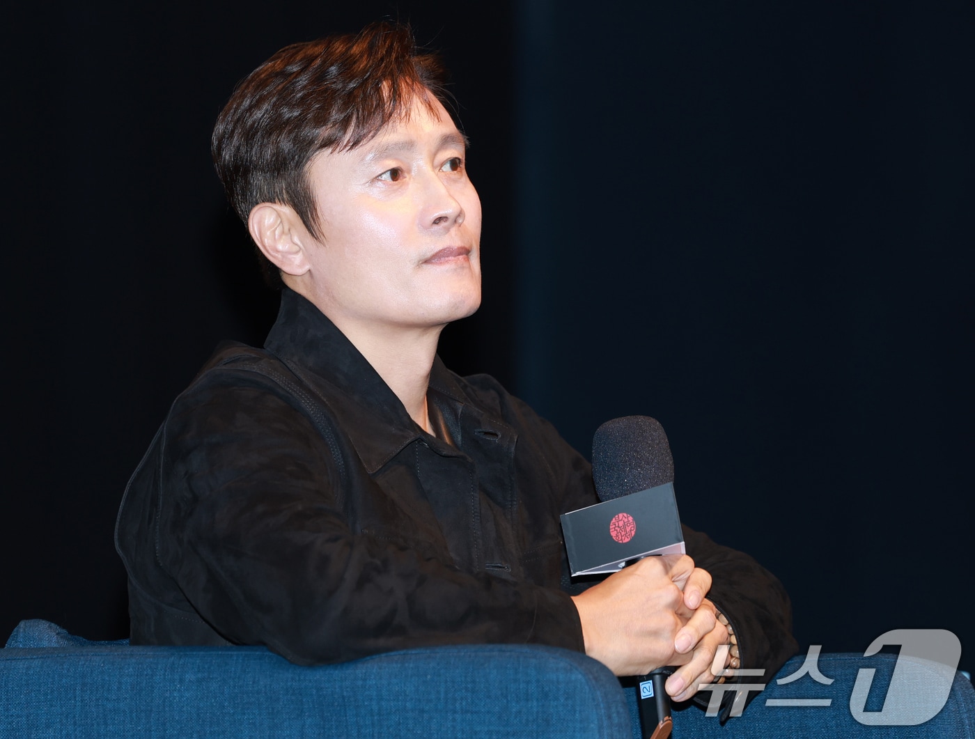 배우 이병헌이 19일 오후 부산 해운대구 동서대학교 소향씨어터 신한카드홀에서 열린 제30회 부산국제영화제(BIFF) 액터스 하우스 행사에 참석해 객석을 바라보고 있다. 2025.9.19/뉴스1 ⓒ News1 권현진 기자