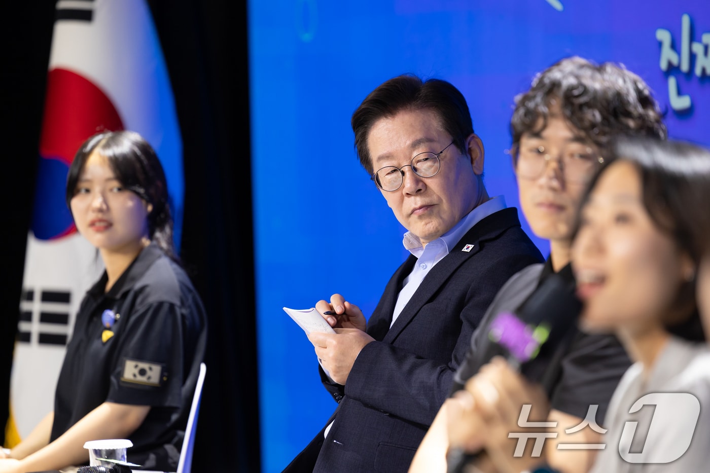 이재명 대통령이 19일 서울 마포구 구름아래 소극장에서 열린 2030 청년 소통·공감 토크콘서트에서 참석자들의 발언을 메모하고 있다. (대통령실 제공. 재판매 및 DB 금지) 2025.9.19/뉴스1 ⓒ News1 허경 기자