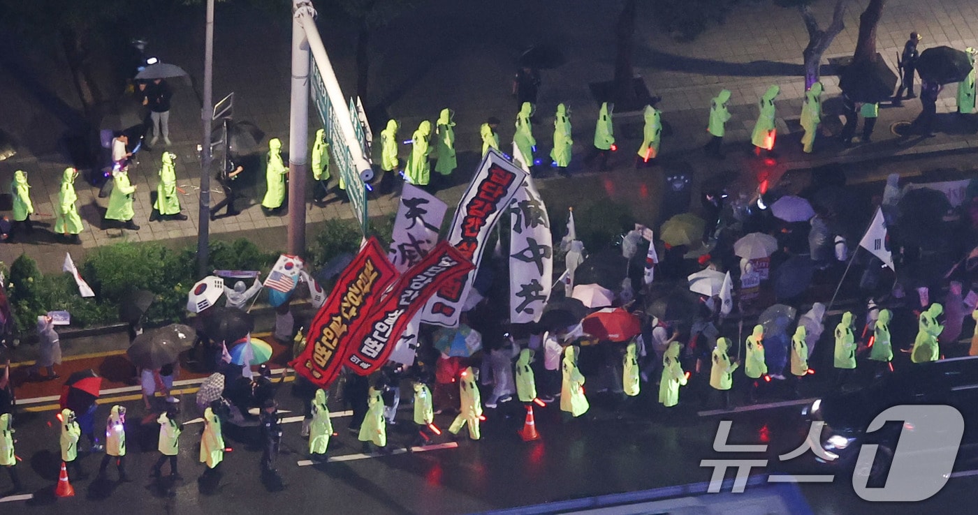 윤석열 전 대통령을 지지하는 보수 성향의 단체들이 지난달 19일 서울 명동에서 집회가 제한되자 종각 인근에서 ‘반중 시위’ 행진을 하고 있다. 2025.9.19/뉴스1 ⓒ News1 박지혜 기자