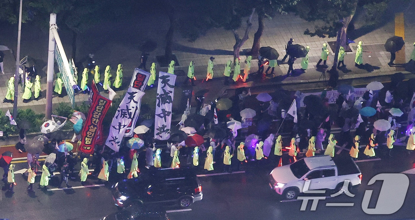 윤석열 전 대통령을 지지하는 보수 성향의 단체들이 지난달 19일 서울 명동에서 집회가 제한되자 종각 인근에서 ‘반중 시위’ 행진을 하고 있다.  2025.9.19/뉴스1 ⓒ News1 박지혜 기자