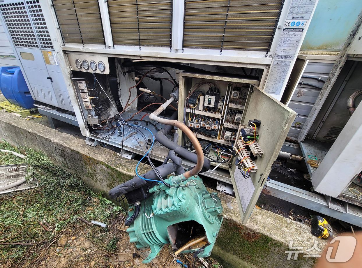 지난 1일 오후 3시51분쯤 경북 구미시 오태동의 한 공장에서 에어컨 실외기 냉매가스가 폭발해 작업자가 크게 다쳤다.(경북소방본부 제공. 재판매 및 DB 금지)2025.9.2/뉴스1
