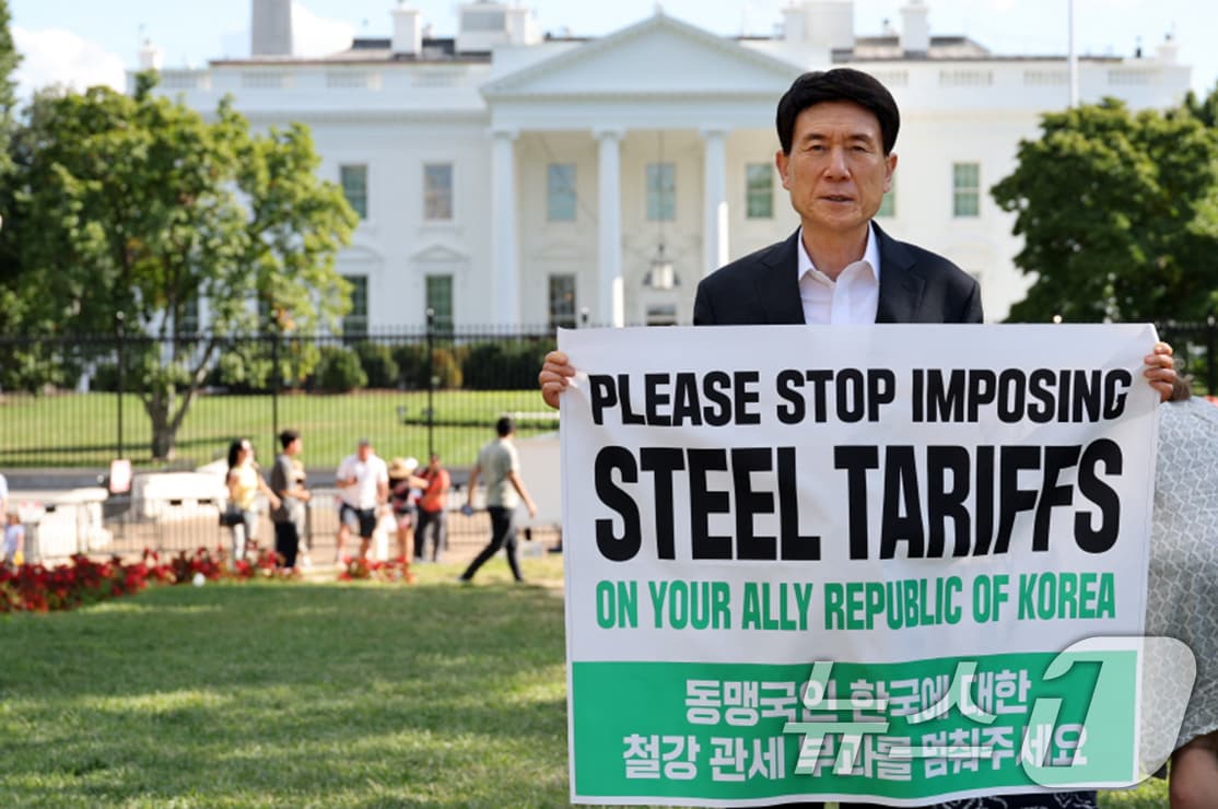 이강덕 경북 포항시장이 현지시간 1일 워싱턴 D.C에서 한국 철강산업의 중요성을 미국 정부와 시민사회에 설명하고 동맹국간 신뢰에 기반한 공정한 무역 환경 조성의 필요성을 알리는 1인 시위를 펼쳤다.(포항시 제공, 재판매 및 DB금지) 2025.9.2/뉴스1 