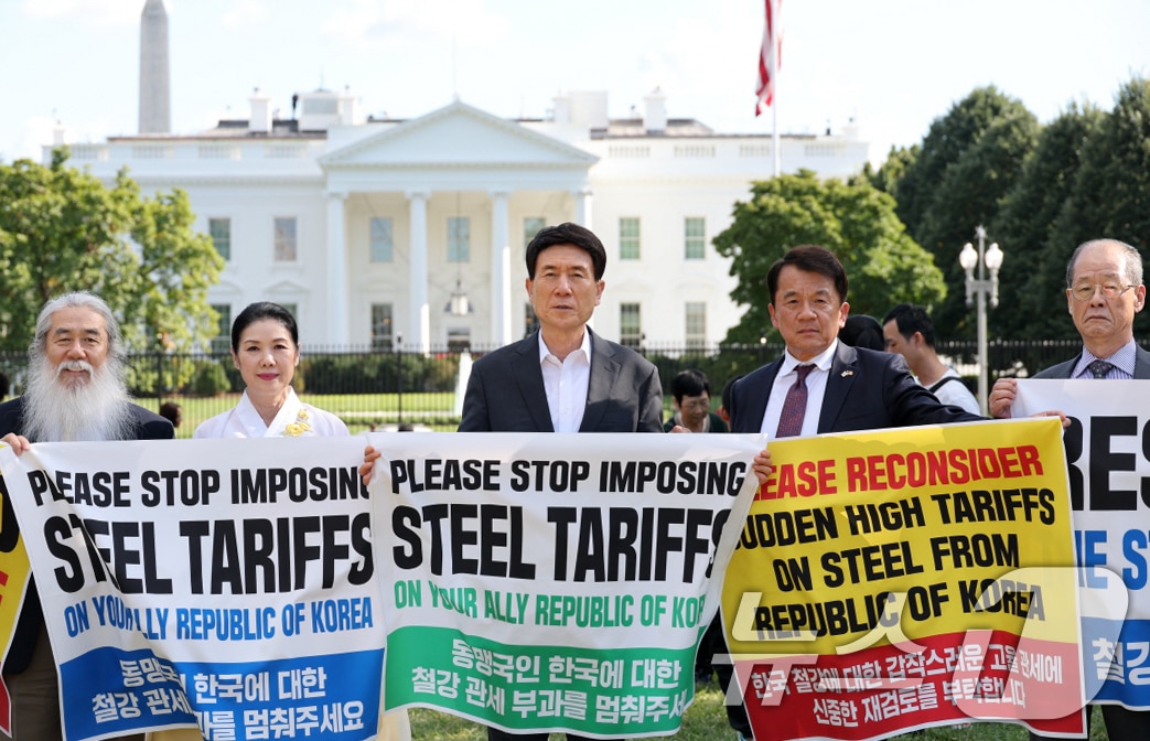 이강덕 경북 포항시장(가운데)이 현지시간 1일 워싱턴 D.C에서 한국 철강산업의 중요성을 미국 정부와 시민사회에 직접 설명하고 동맹국 간 신뢰에 기반한 공정한 무역 환경 조성의 필요성을 알리는 시위를 벌이고 있다.(포항시제공, 재판매 및 DB금지) 2025.9.2/뉴스1 ⓒ News1 