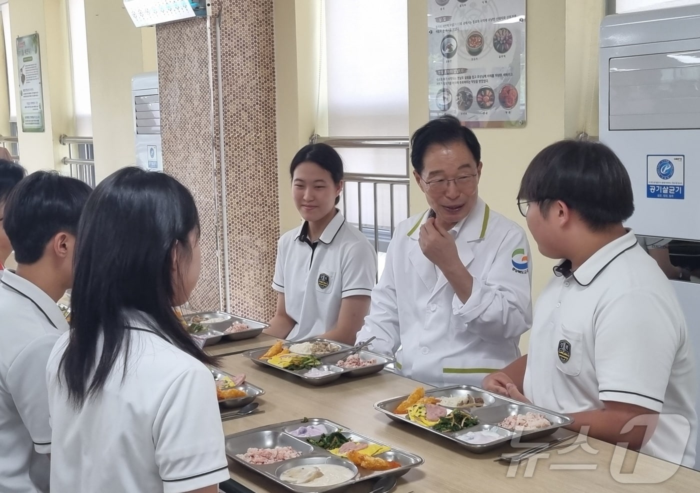 임종식 경북교육감이 2일 경북일고에서 ‘학교폭력 안되지(돼지) 국밥’ 캠페인에 참여해 학생들과 식사하고 있다.(경북교육청 제공, 재판매 및 DB 금지) /뉴스1