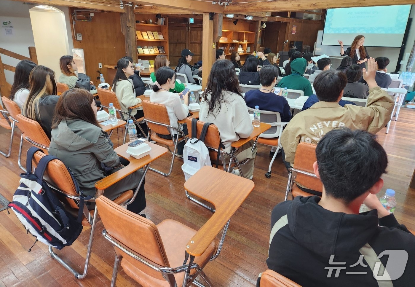 대구시는 2일 도심 속 유휴공간을 활용한 대학 통합 강의실인 '도심캠퍼스' 2학기 강의를 확대 시행한다고 밝혔다. 사진은 강의 모습. (대구시 제공. 재판매 및 DB 금지)/뉴스1