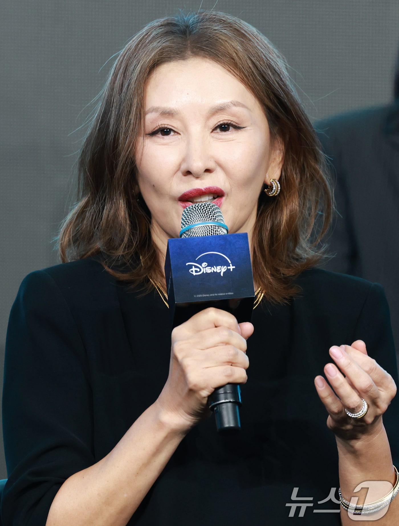 배우 이미숙이 2일 오전 서울 종로구 포시즌스 호텔에서 열린 디즈니 플러스 오리지널 시리즈 '북극성' 제작발표회에 참석해 인사말을 하고 있다. '북극성'은 유엔대사로서 국제적 명성을 쌓아온 문주(전지현 분)가 대통령 후보 피격 사건의 배후를 쫓는 가운데, 그녀를 지켜야만 하는 국적 불명의 특수요원 산호(강동원 분)와 함께 한반도를 위협하는 거대한 진실을 마주하는 이야기를 그린 드라마다. 2025.9.2/뉴스1 ⓒ News1 권현진 기자