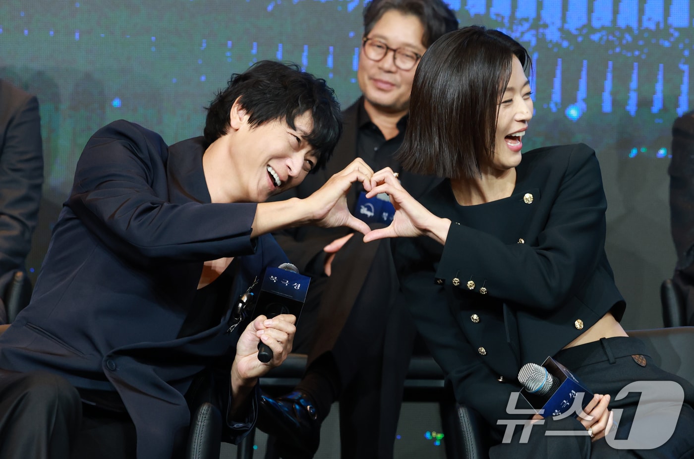 배우 강동원, 전지현((오른쪽)이 2일 오전 서울 종로구 포시즌스 호텔에서 열린 디즈니 플러스 오리지널 시리즈 '북극성' 제작발표회에 참석해 하트 포즈를 취하고 있다. '북극성'은 유엔대사로서 국제적 명성을 쌓아온 문주(전지현 분)가 대통령 후보 피격 사건의 배후를 쫓는 가운데, 그녀를 지켜야만 하는 국적 불명의 특수요원 산호(강동원 분)와 함께 한반도를 위협하는 거대한 진실을 마주하는 이야기를 그린 드라마다. 2025.9.2/뉴스1 ⓒ News1 권현진 기자