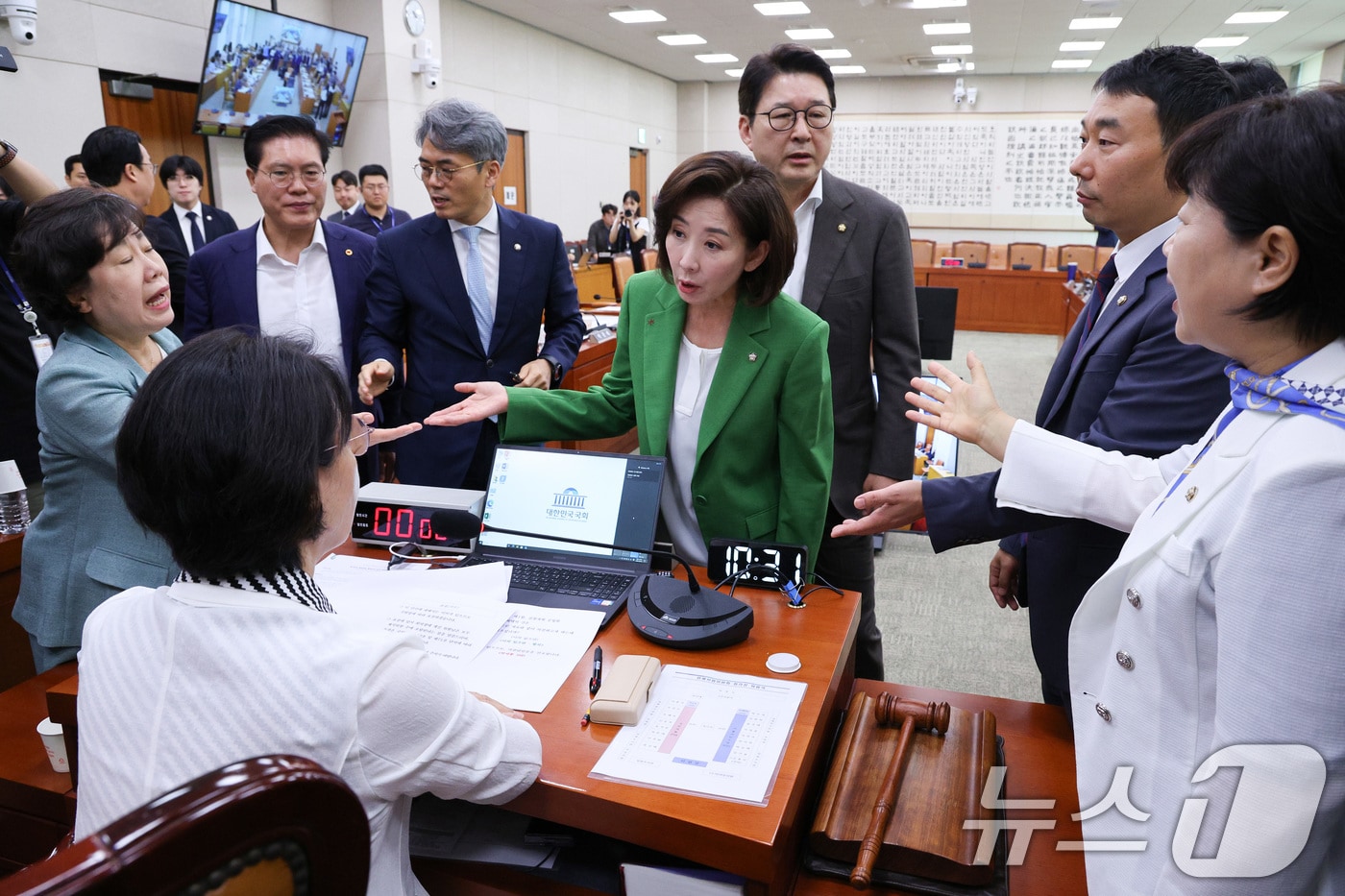 나경원, 신동욱 의원 등 국민의힘 법제사법위원회 위원들이 2일 오전 서울 여의도 국회에서 열린 법제사법위원회(법사위) 전체회의에서 검찰 개혁 공청회 계획의 건 의결을 두고 추미애 위원장에게 항의하고 있다. 2025.9.2/뉴스1 ⓒ News1 신웅수 기자