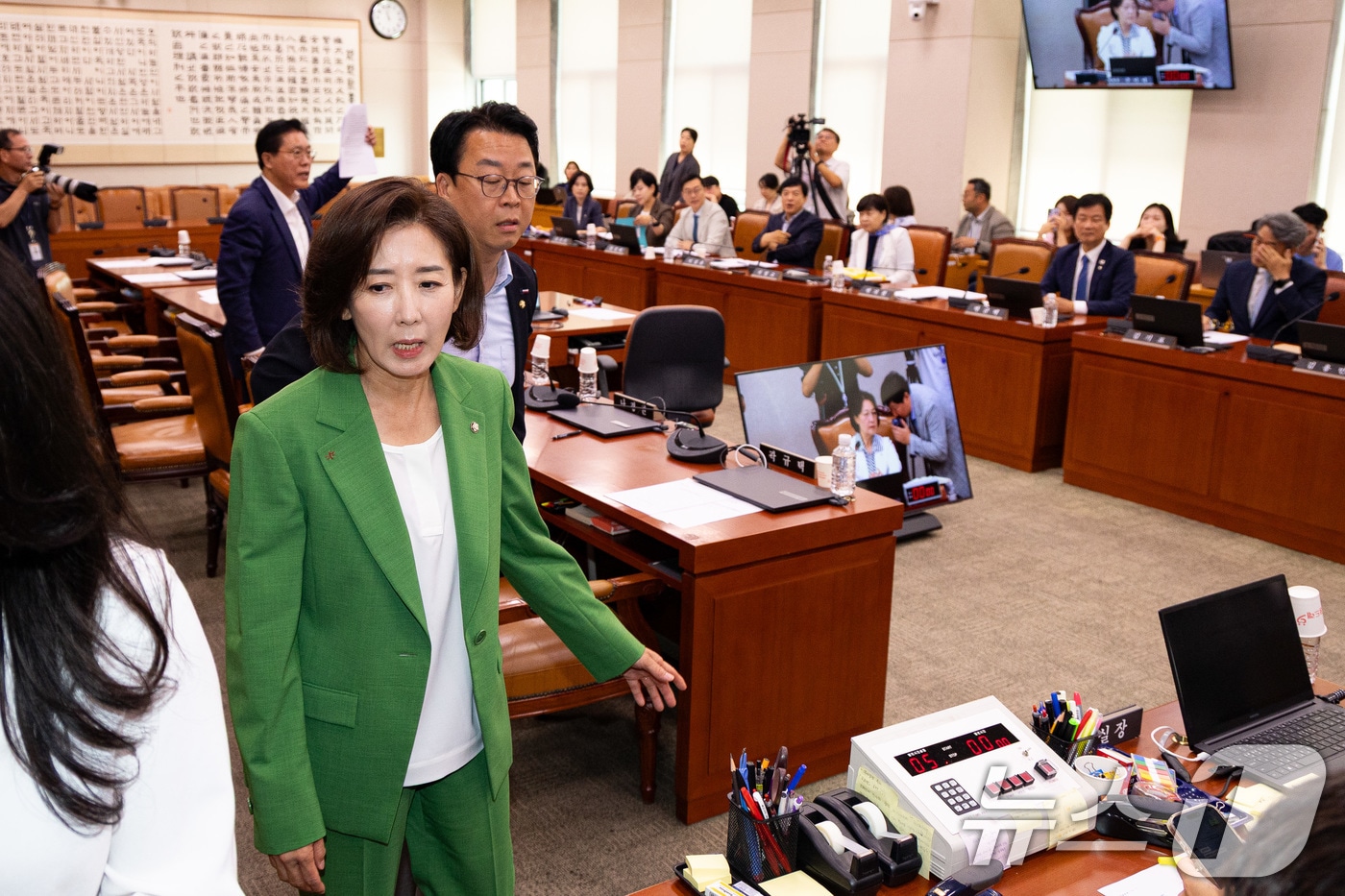 나경원 의원 등 국민의힘 의원들이 2일 서울 여의도 국회에서 열린 제429회 국회(정기회) 법제사법위원회 제1차 전체회의에서 추미애 법사위원장의 의사진행에 항의하며 퇴장하고 있다. 오른쪽에서 4번째가 더불어민주당 이성윤 의원. 2025.9.2/뉴스1 ⓒ News1 유승관 기자