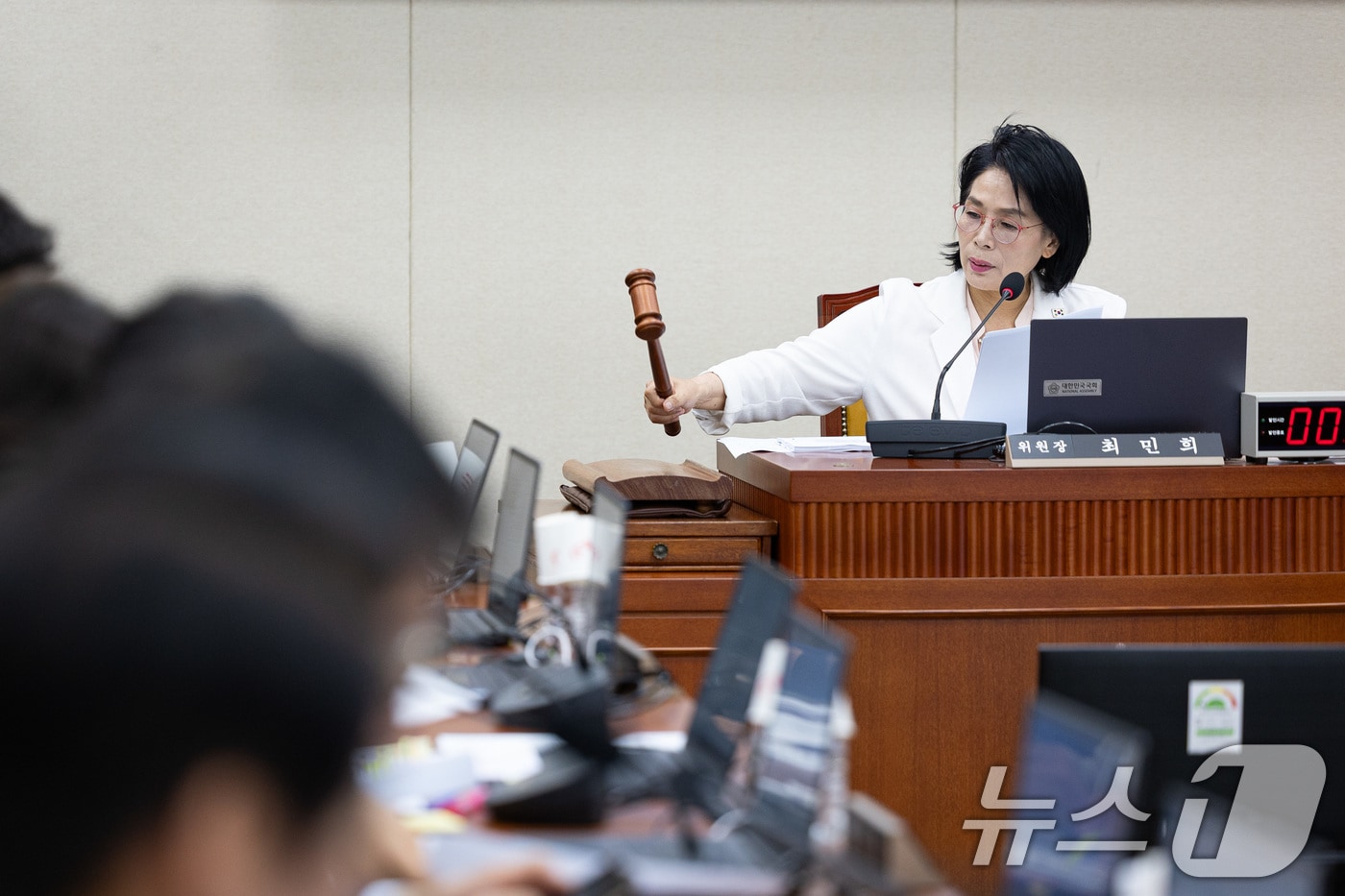 최민희 국회 과학기술정보방송통신위원장이 2일 서울 여의도 국회에서 열린 제429회 국회(정기회) 과학기술정보방송통신위원회 제1차 전체회의에서 의사봉을 두드리고 있다. 2025.9.2/뉴스1 ⓒ News1 유승관 기자