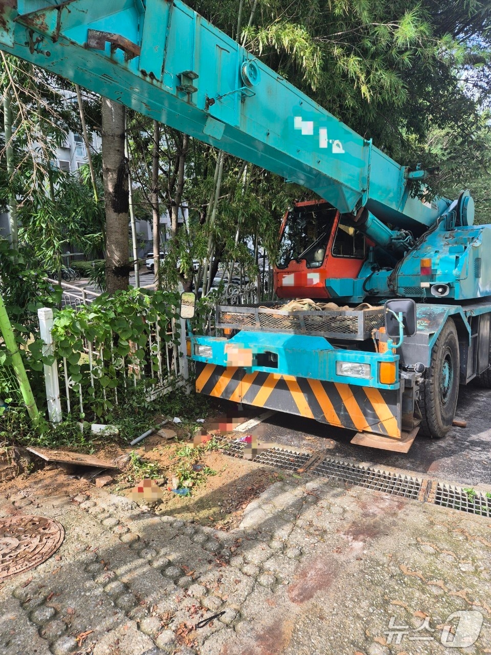 2일 오전 9시47분께 대전 동구 천동의 한 교회 신축공사 현장에서 70대 크레인 기사가 A 씨가 크레인에 깔리는 사고가 발생했다.(대전소방본부 제공) /뉴스1