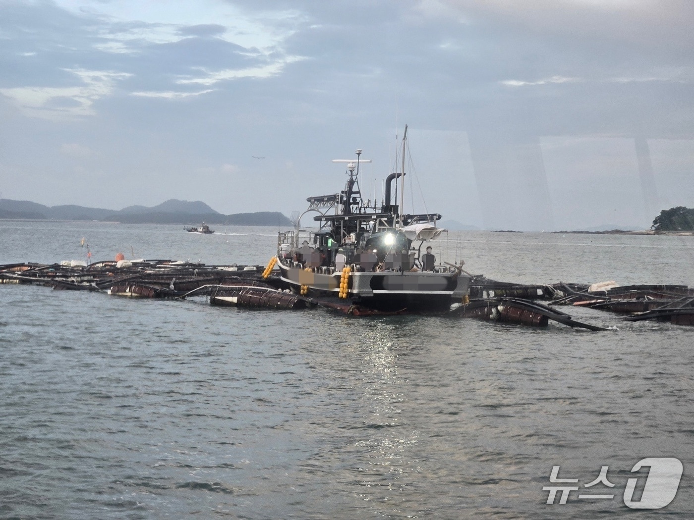 보령 고대도 인근 해상에서 가두리 양식장에 올라타 고립된 낚시어선. (보령해양경찰서 제공, 재판매 및 DB금지) / 뉴스1