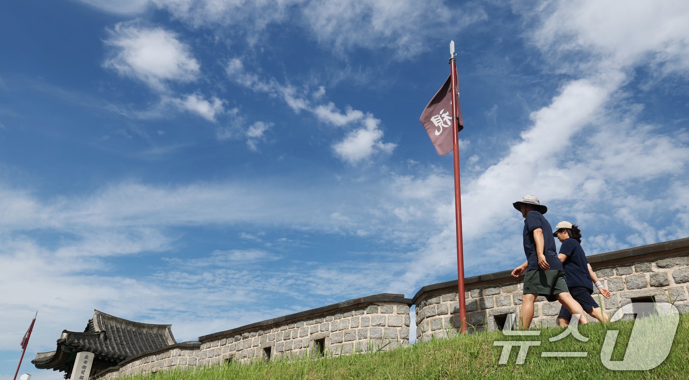 비가 그치고 파란 하늘을 보인 2일 경기 수원시 팔달구 수원화성 장안문 인근 성곽에 시민들이 산책을 하고 있다. 2025.9.2/뉴스1 ⓒ News1 김영운 기자