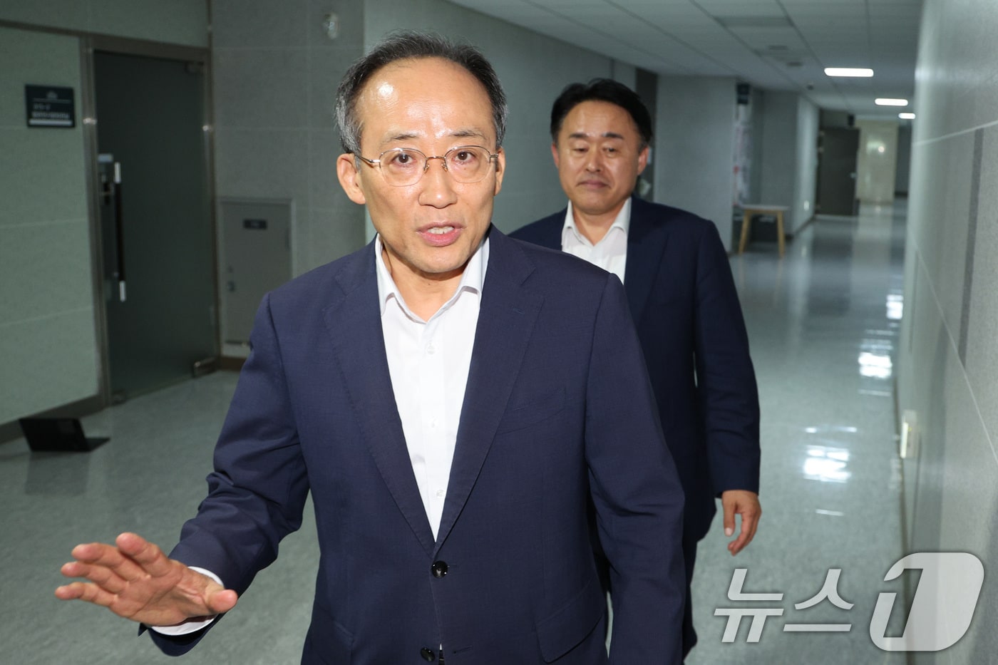 추경호 국민의힘 의원이 2일 오후 내란 특검이 압수수색을 실시한 여의도 국회회관 내 자신의 의원실로  들어가고 있다. 2025.9.2/뉴스1 ⓒ News1 신웅수 기자