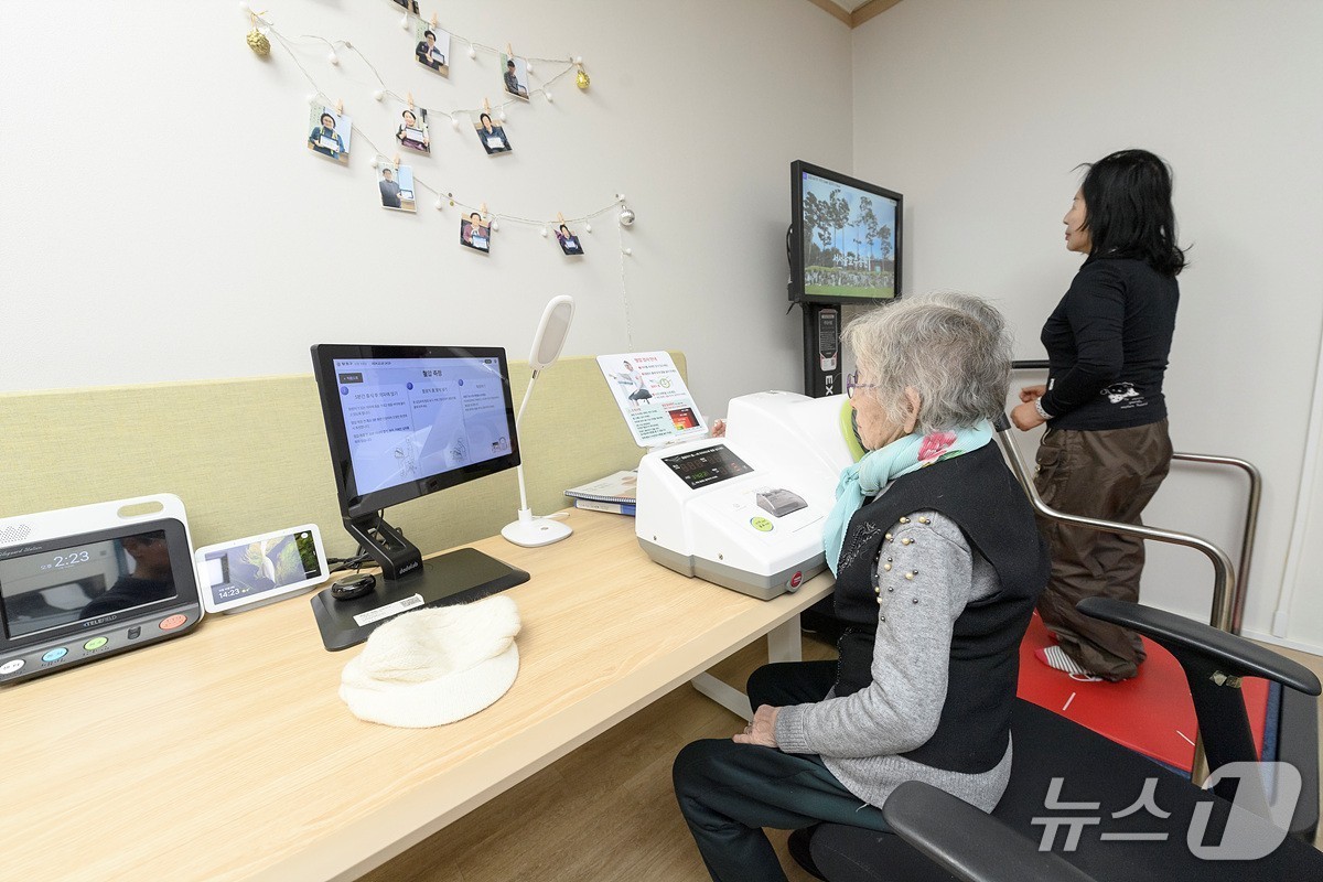 스마트경로당에서 건강관리 중인 어르신들.(양천구 제공)