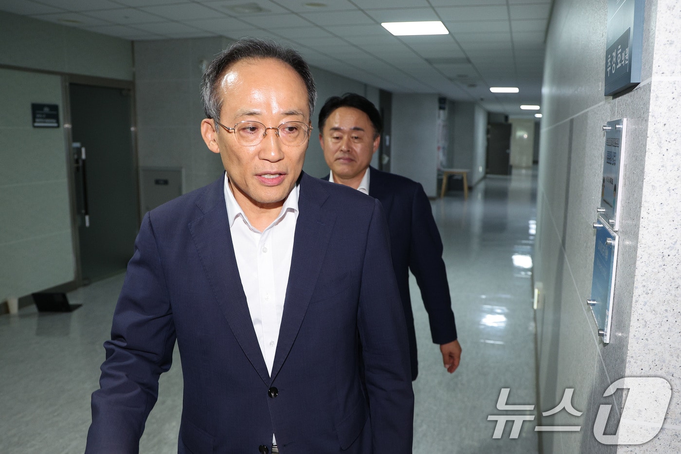 추경호 국민의힘 의원이 2일 오후 서울 여의도 국회 의원회관에 압수수색 중인 자신의 의원실로 들어가고 있다. 2025.9.2/뉴스1 ⓒ News1 신웅수 기자