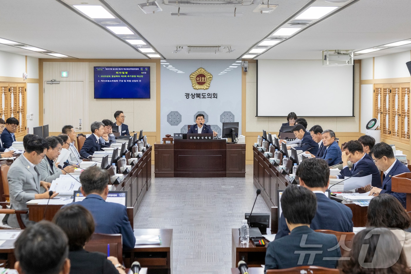 경북도의회 예산결산특별위원회가 2일 경북도의 올해 3회 추가경정 예산안을 심사해 당초 예산보다 12.1% 늘어난 15조9876억원 규모로 수정 가결했다.&#40;경북도의회 제공, 재판매 및 DB 금지&#41; /뉴스1