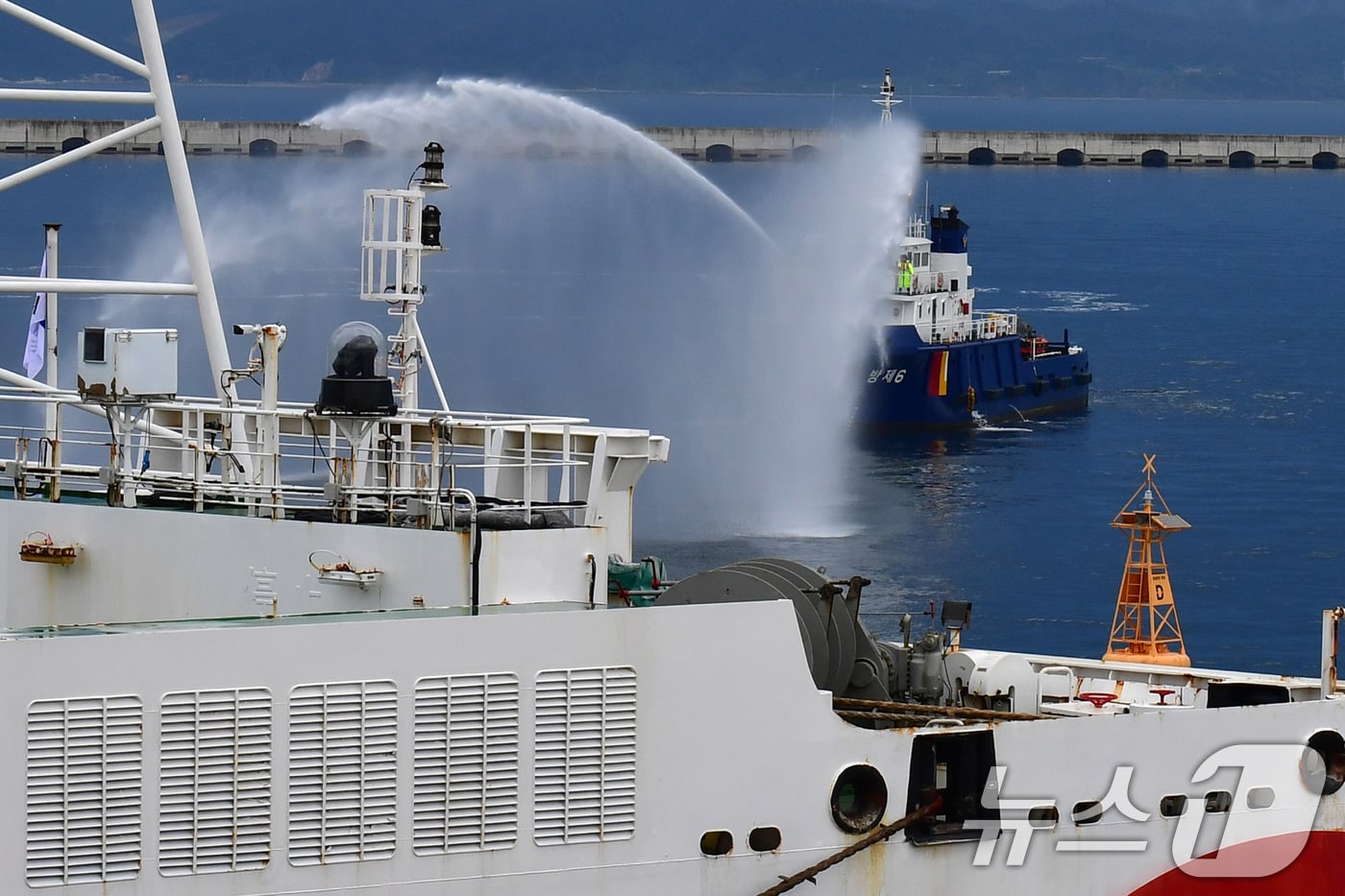 지난 2일 오후 경북 포항시 북구 영일만항에서 실시된 크루즈선 화재 진화 및 해상 인명 구조훈련에서 포항해경이 화재를 진압을 위해 소화포를 쏘고 있다. 이날 훈련은 APEC 기간 동안 세계 각국 경제인들이 숙소로 사용할 크루즈선에서 화재가 발생한 것을 가정해 소방, 해경, 해군, 해병대가 참여했다. 2025.9.2/뉴스1 ⓒ News1 최창호 기자