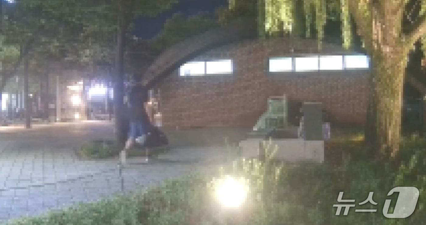 육군 교관 A씨(30대)가 K-2 소총이 든 가방을 들고 수성못에 설치된 화장실로 향하고 있다.(독자 제공.재판매 및 DB 금지)