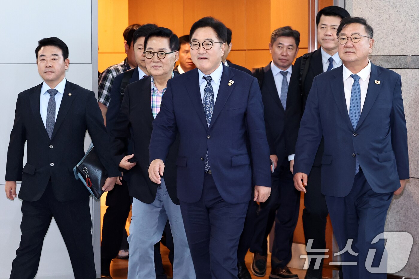 우원식 국회의장을 비롯한 방중 의원단이 2일 오후 인천국제공항을 통해 중국 '전승절'(항일전쟁 및 반파시스트 전쟁 승전) 80주년 행사 참석차 출국하고 있다. ⓒ News1 민경석 기자