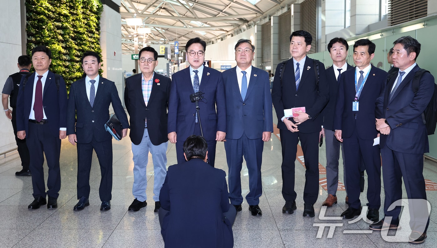 우원식 국회의장이 2일 오후 인천국제공항을 통해 중국 '전승절'(항일전쟁 및 반파시스트 전쟁 승전) 80주년 행사 참석차 방중 의원단과 함께 출국하며 취재진 질문에 답하고 있다. 2025.9.2/뉴스1 ⓒ News1 민경석 기자