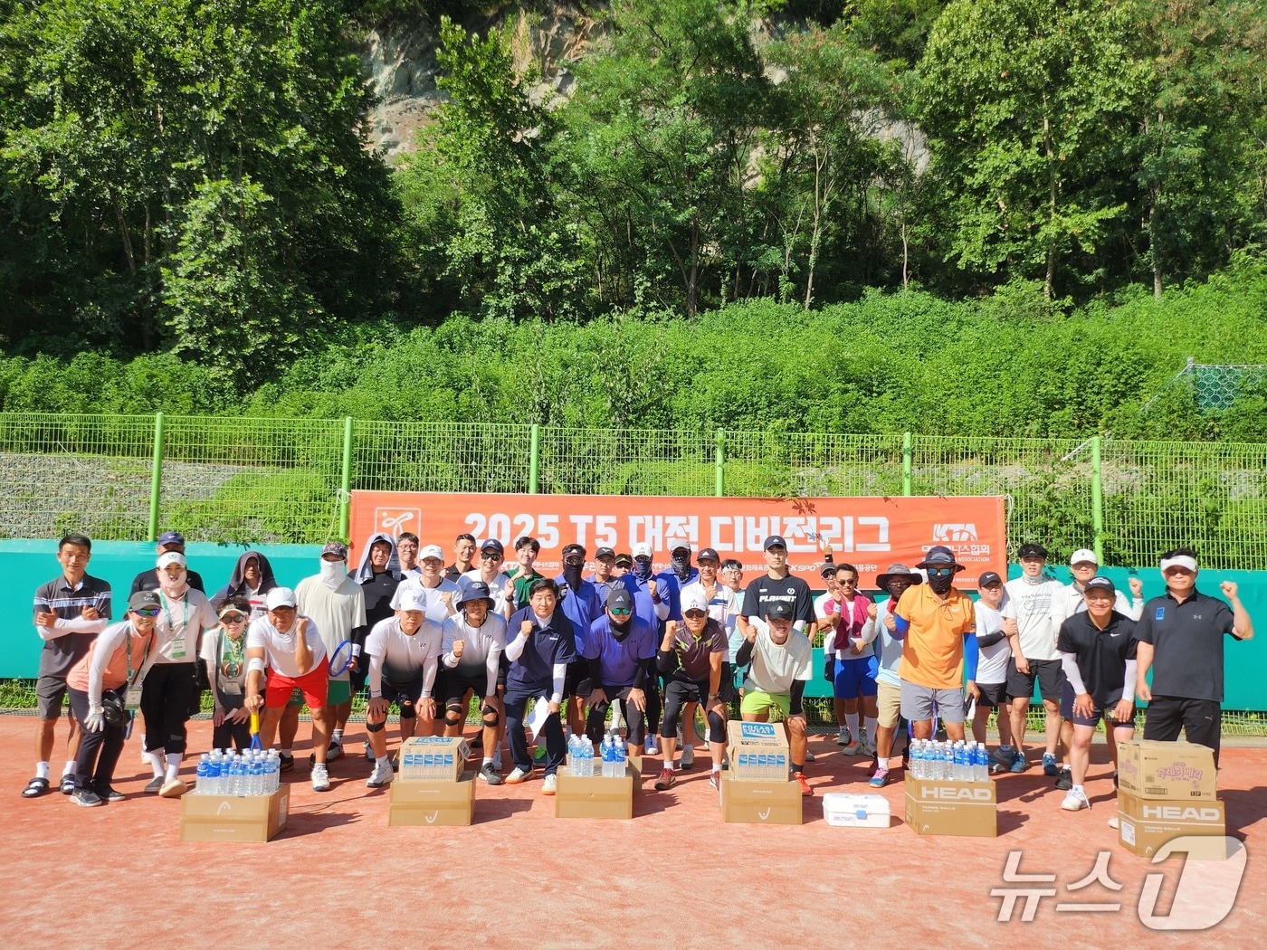 대전시테니스협회 디비전리그 참가자들이 기념촬영하고 있다.(대전시체육회 제공. 재판매 및 DB금지)/뉴스1